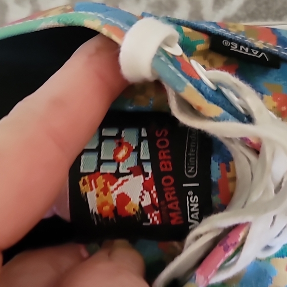 STUNNING NINTENDO MARIO BROTHERS AUTHENTIC VANS - Picture 4 of 11